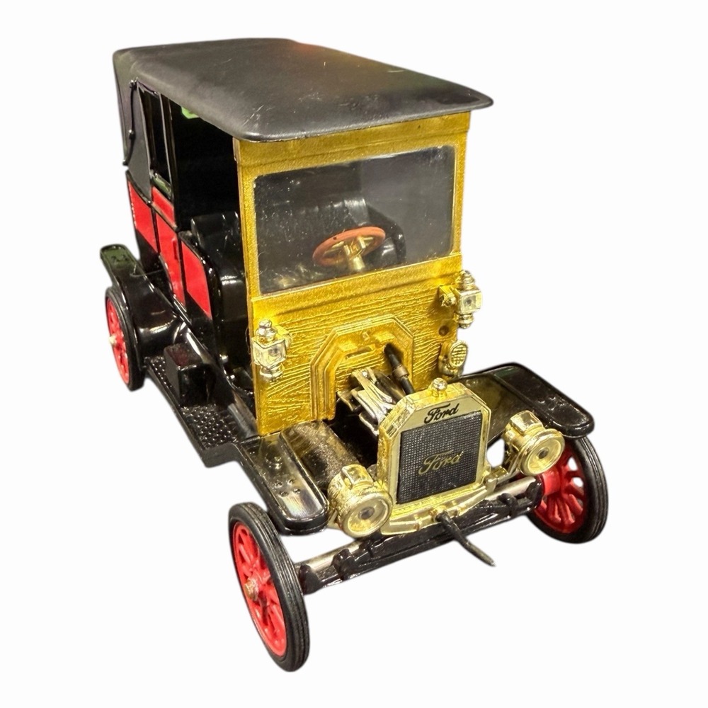 1911 Ford Town‎ Car 1:32 Scale National Motor Museum (Missing Engine Cover)